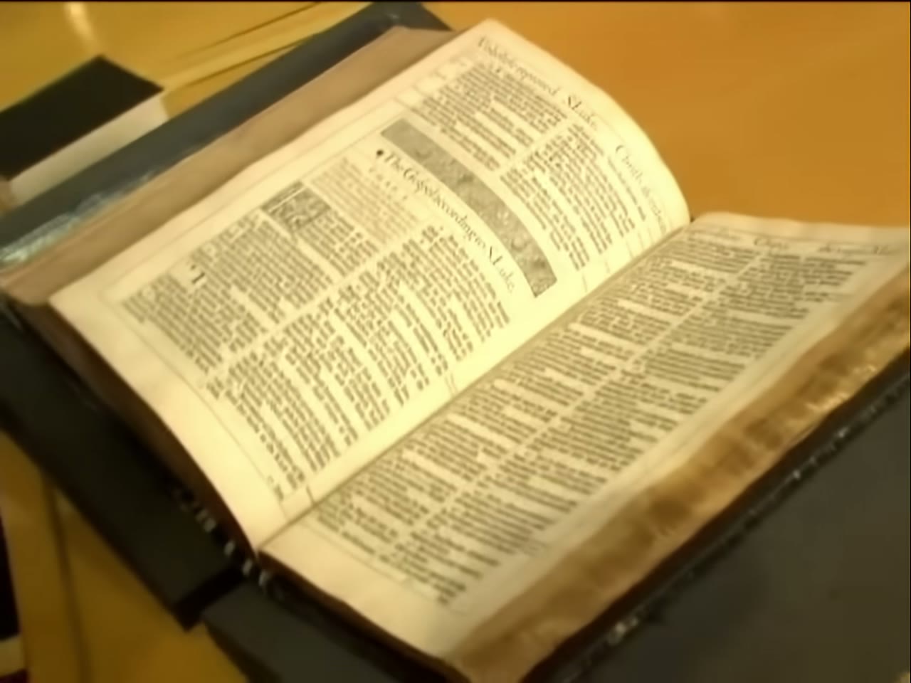 교회 비치용으로 제작되었다고 소개되는 KJV 초판의 대형 판형.